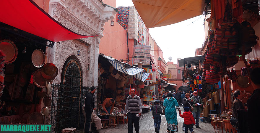 Andar pelos mercados da antiga Medina em Marraquexe