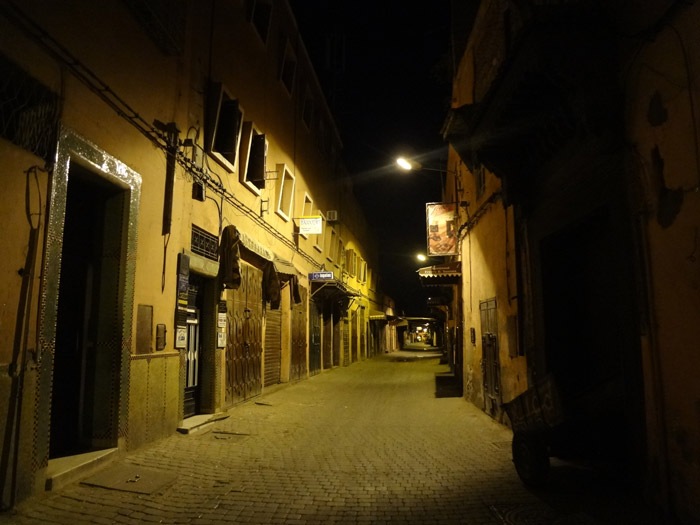 Rua da antiga cidade de Marrakech à noite