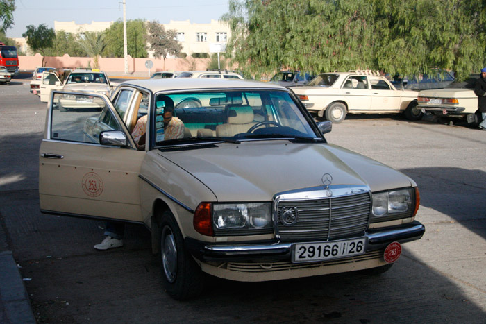 Grand Táxi Mercedes no parque de táxis em Ouarzazate