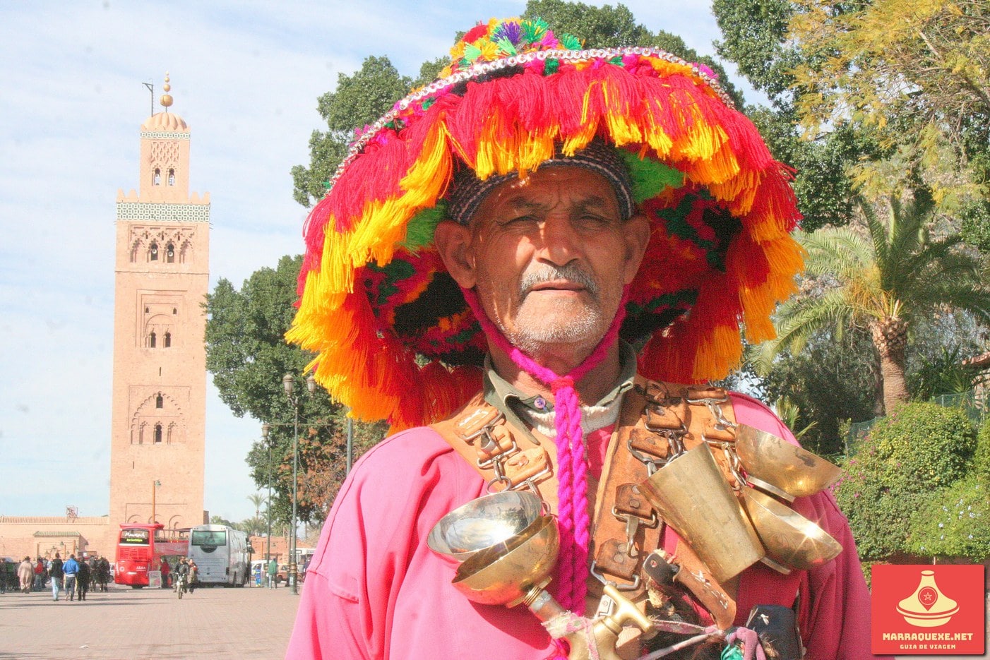 Vendedor de água ambulante perto da Koutoubia em Marraquexe